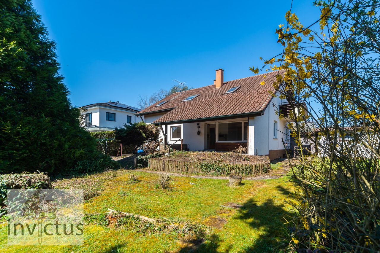 Blick vom Garten zum Haus