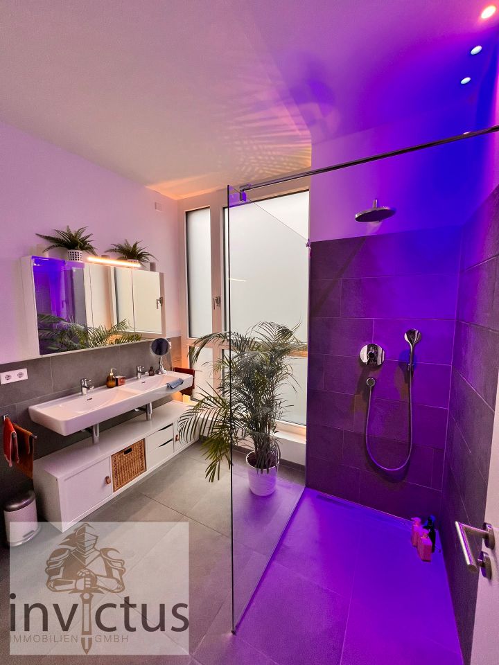 Badezimmer mit großer Dusche