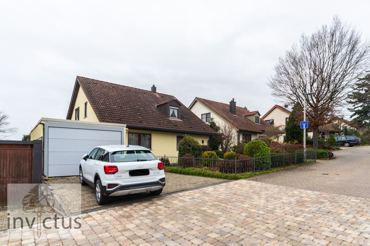 Außenansicht Garage u. 2 Außenstellplätze