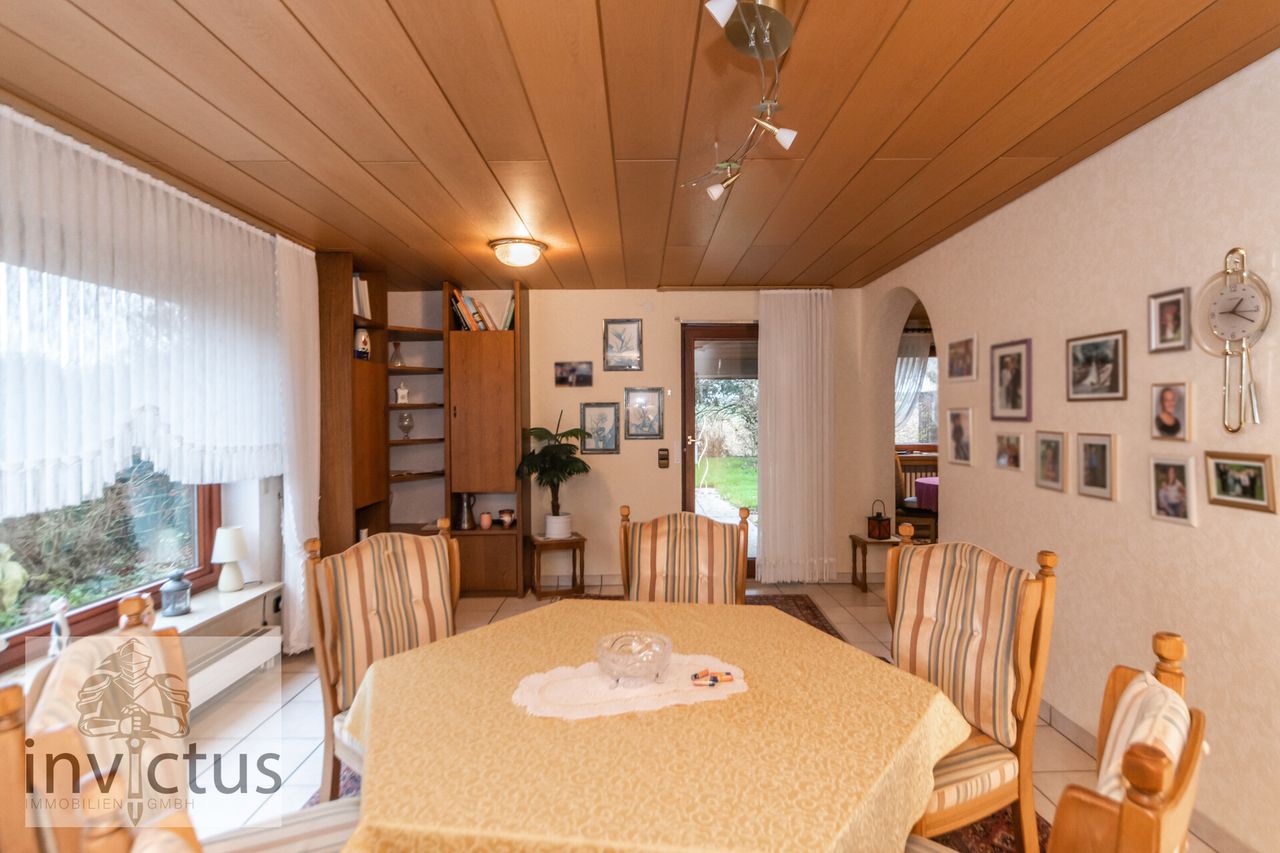 Essbereich mit Blick in den Garten