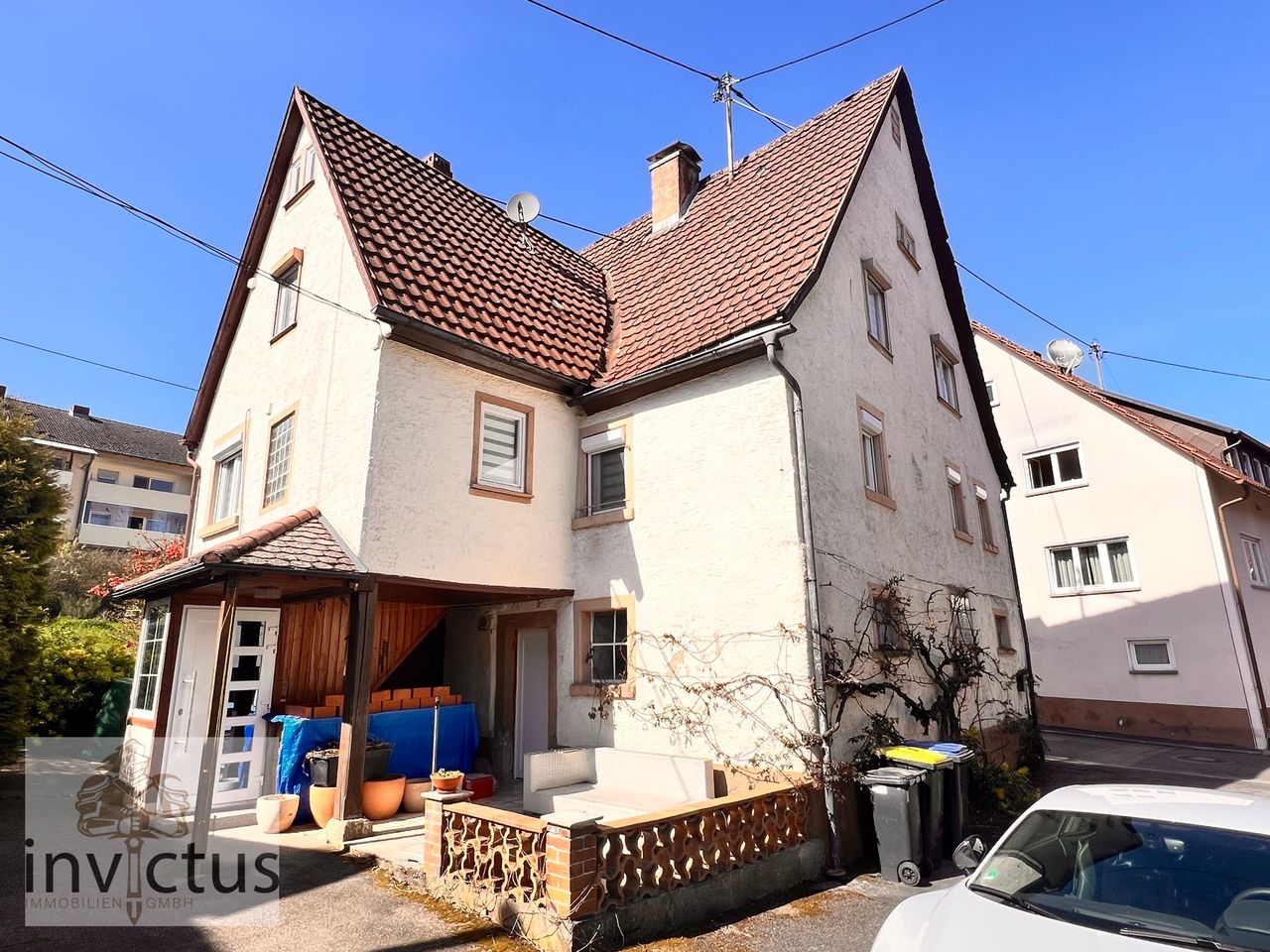 Vorderansicht mit Terrasse