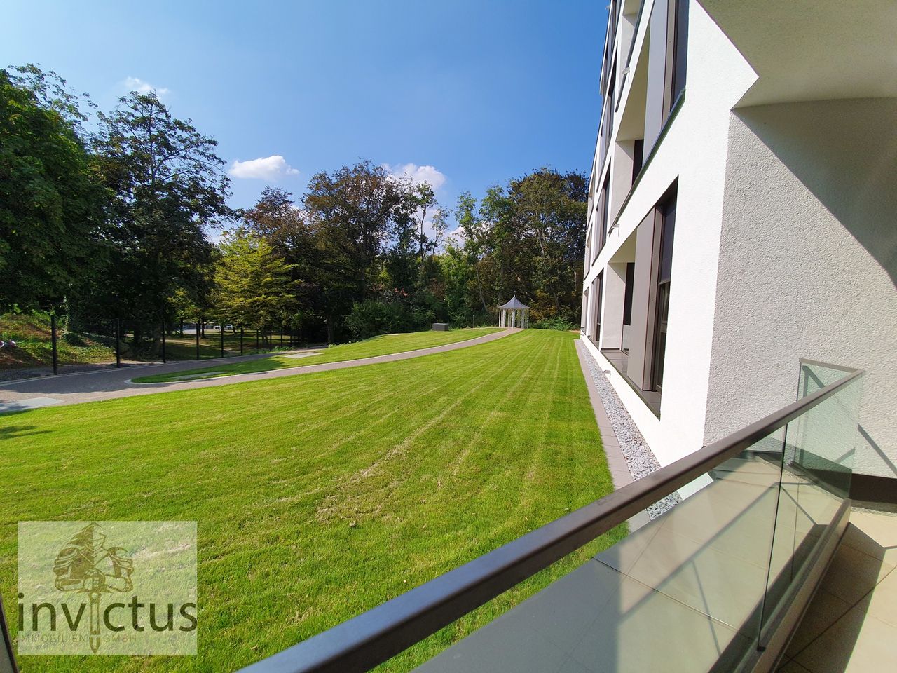 Loggia - Blick in den Park