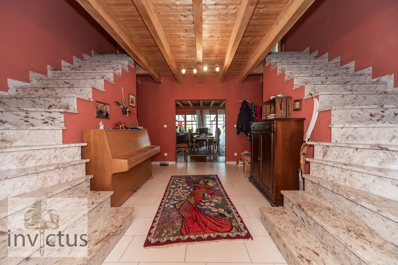 Flur mit Treppenaufgängen