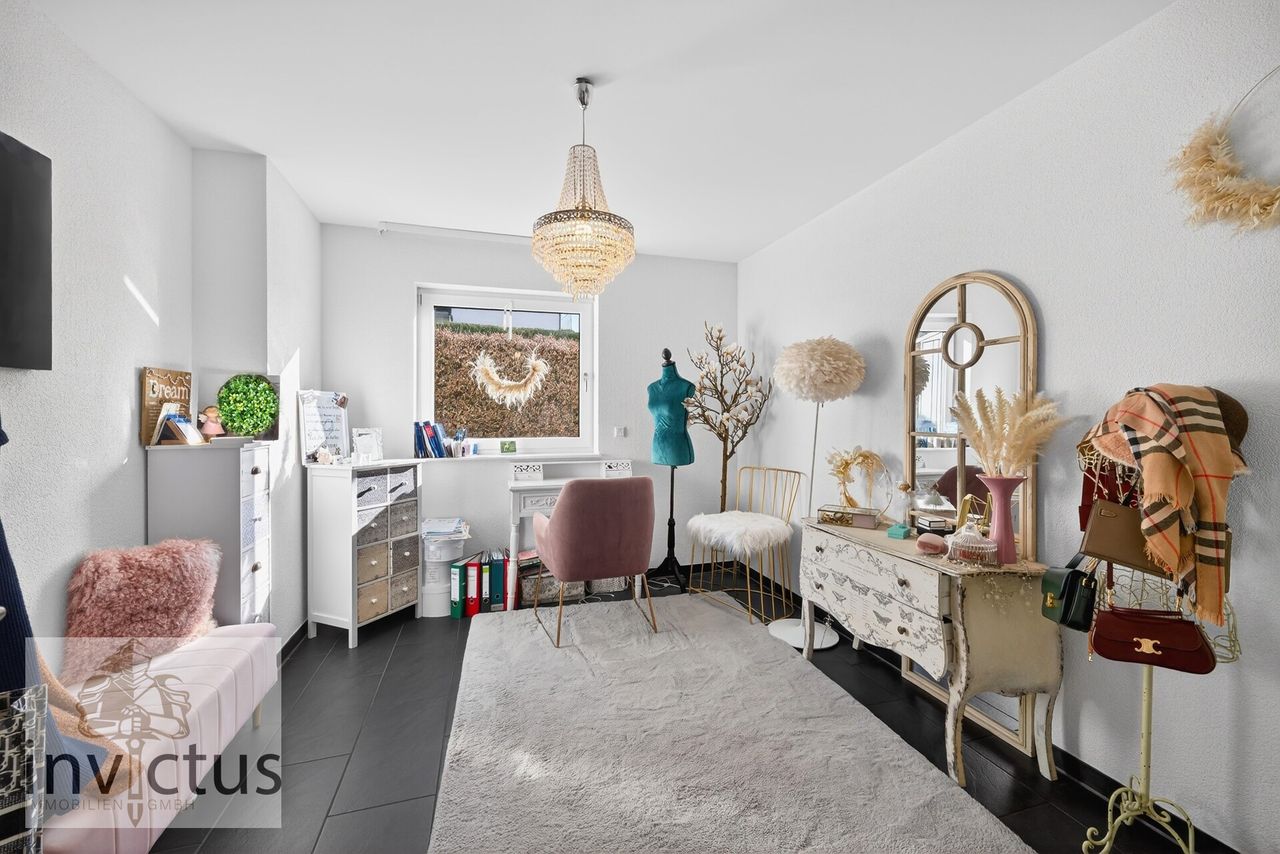 großes helles Zimmer