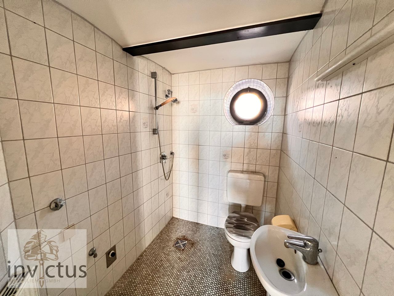 Badezimmer mit Dusche